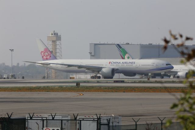 BOEING 777-300ER (B-18002)