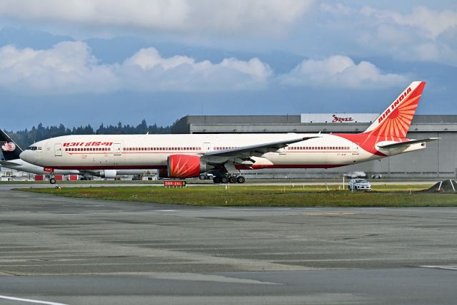 BOEING 777-300ER (VT-ALM)