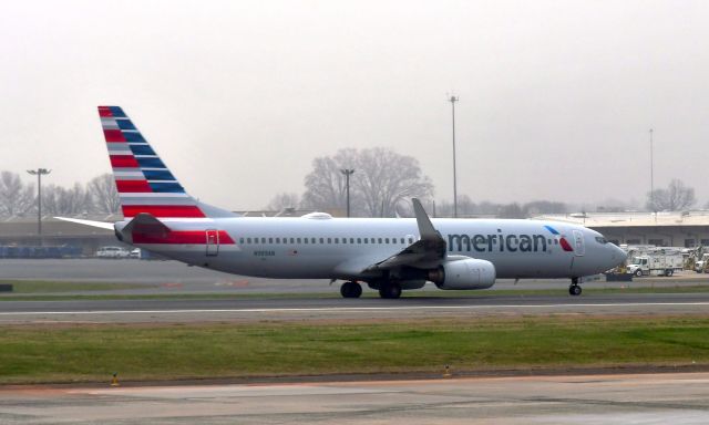 Boeing 737-800 (N989AN) - American Airlines Boeing 737-823(WL) N989AN in Charlotte