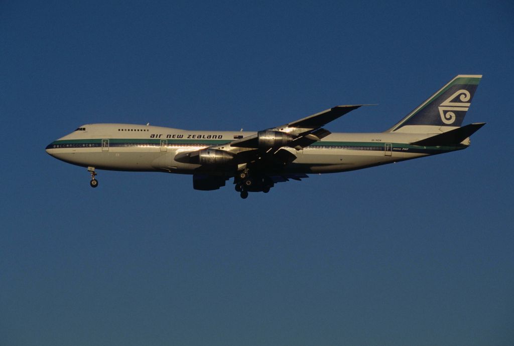 Boeing 747-200 (ZK-NZW) - Final Approach to Narita Intl Airport Rwy34L on 1995/11/28