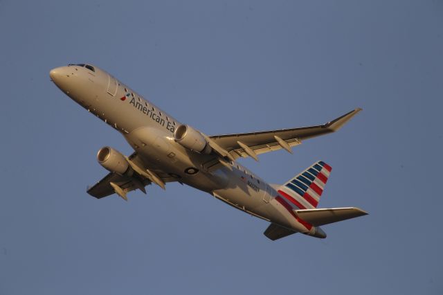 Embraer 170/175 (N217NN)