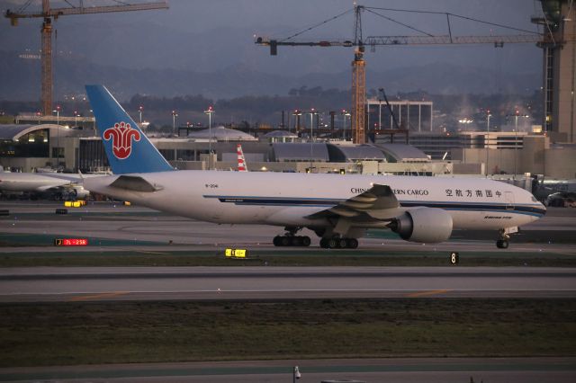 BOEING 777-200LR (B-2041)