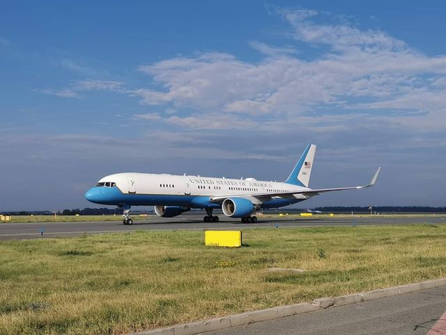 Boeing 757-200 (9800001) - Mike Pompeo in Prag