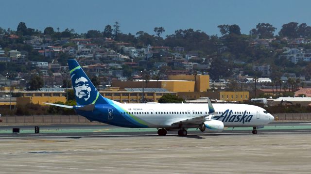 Boeing 737-900 (N298AK) - Alaska Airlines Boeing 737-990ER(WL) N298AK  in San Diego 