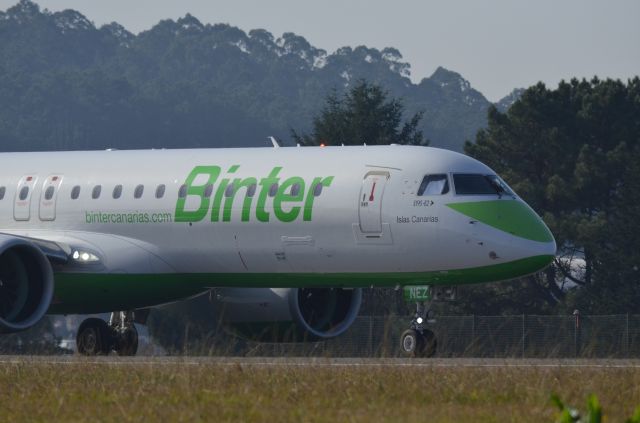 EMBRAER ERJ-190-400 (EC-NEZ) - EC-NEZ Front Detail Going To TakeOff From LEVX To GCLP (Mysterious Paper On The Window?). 21-11-2021