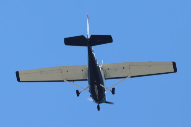 Cessna 152 (C-FILB) - C-FILB Cessna Commuter 152 Cargair Ltd. Survolant la ville de Lavaltrie QC. Le 21-06-2025 à 12:30.