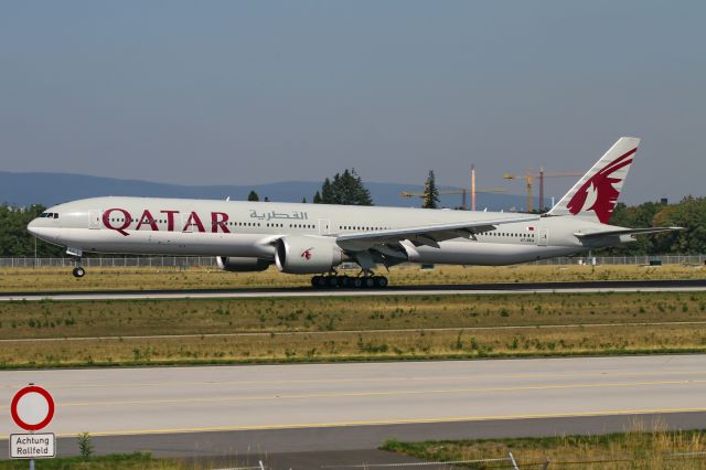 BOEING 777-300 (A7-BEA) - date: 30-Aug-2015; touch-down RWY25R