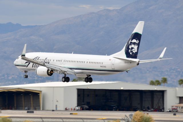 Boeing 737-800 (N457AS)