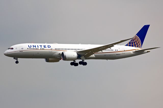 Boeing 787-9 Dreamliner (N26970)