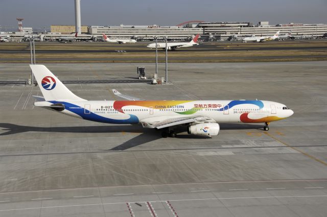 Airbus A330-300 (B-6127) - Taxi at Haneda Intl Airport on 2012/01/10 "Expo 2010 c/s"