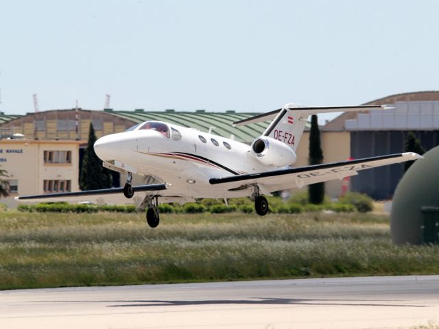 Cessna Citation Mustang (OE-FZA) - 31 mai 2013 very strong crosswind