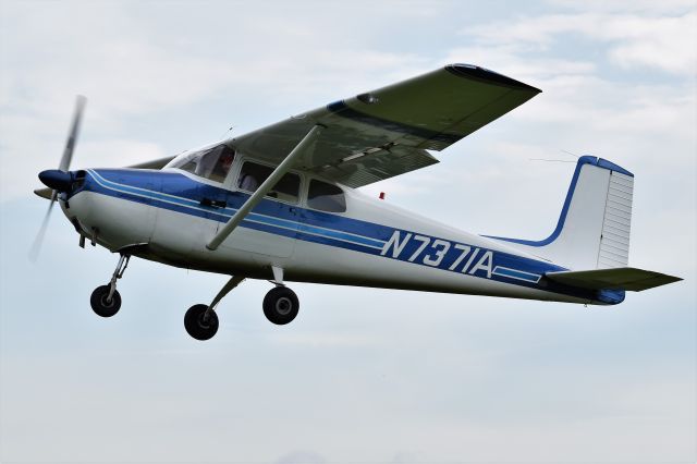 Cessna Skyhawk (N7371A)