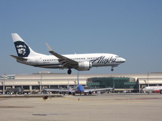 Boeing 737-700 (N607AS) - Landing on RWY 19R