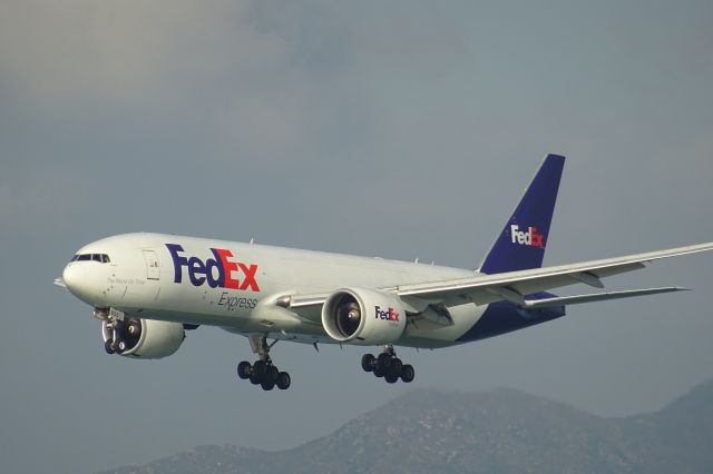 BOEING 777-200LR (N855FD)