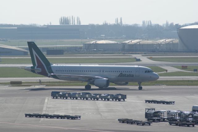 Airbus A320 (EI-DSL) - Alitalia A320-216 EI-DSL (lse) cn3343 new livery