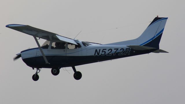 Cessna Skyhawk (N5272R)