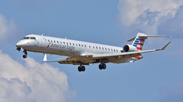 Canadair Regional Jet CRJ-900 (N576NN) - PSA Airlines (American Eagle) Bombardier CRJ-900 (N576NN) arrives at KCLT Rwy 36R on 06/01/2019 at 3:39 pm