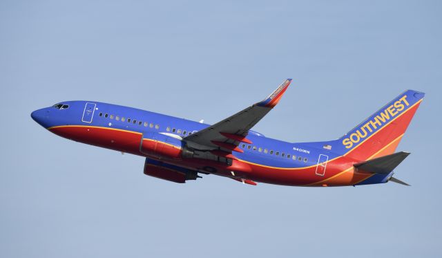 Boeing 737-700 (N401WN) - Departing LAX