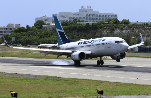 Boeing 737-700 (C-GWSO)