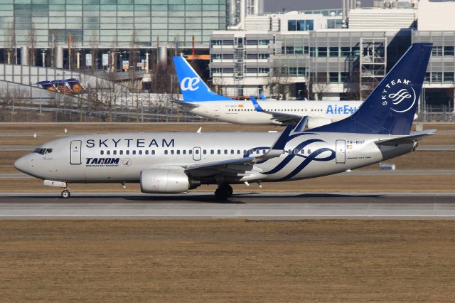 Boeing 737-700 (YR-BGF)