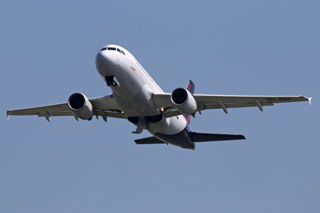Airbus A319 (OO-SSA) - BEL2174 on the way back to Brussels