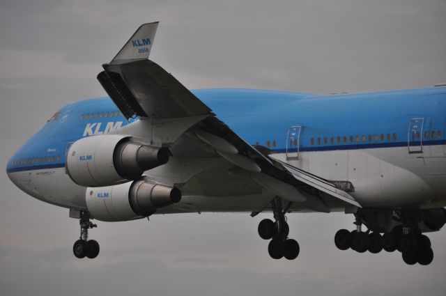 Boeing 747-400 (PH-BFM) - KLM flying giant B747-400 on final to ZUUU20R