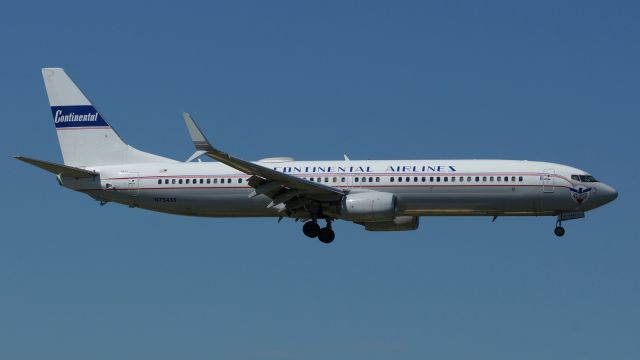 Boeing 737-900 (N75435) - 13R approach.