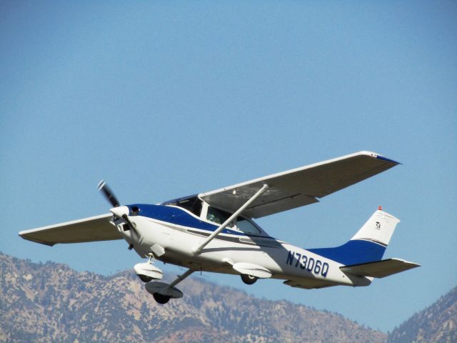 Cessna Skylane (N7306Q) - Taking off RWY 26L