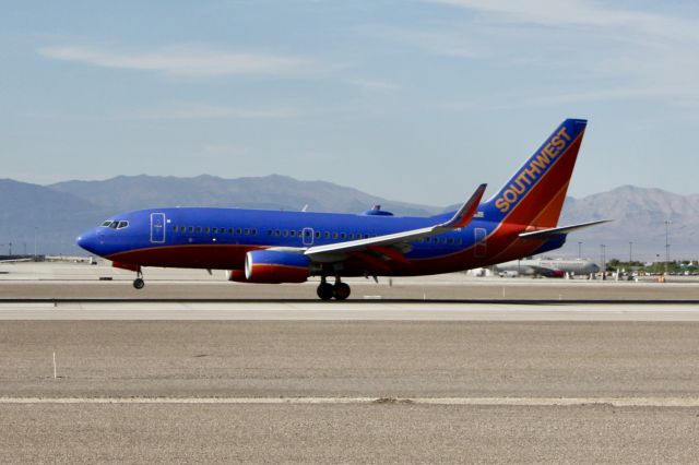 Boeing 737-700 —