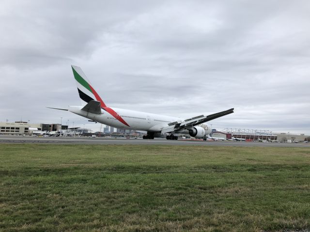 BOEING 777-300ER (A6-ECO)