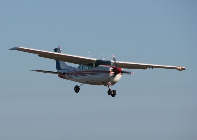 Cessna Centurion (N3322S) - About to land on 14 at the Downtown Shreveport airport.