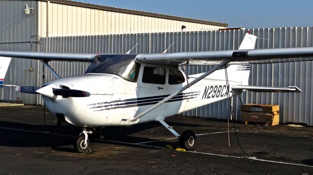 Cessna Skyhawk (N298CA) - Locally-based Cessna 172 rotting away at Reid Hillview Airport, San Jose, CA.