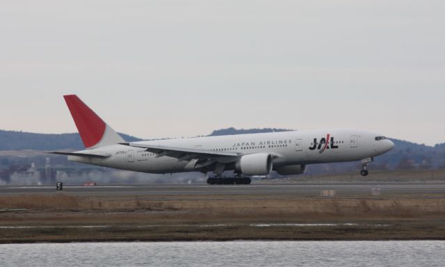 Boeing 777-200 (JA705J) - 33L landing