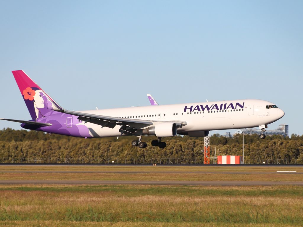 BOEING 767-300 (N590HA) - HAL444 about to touch down on 19