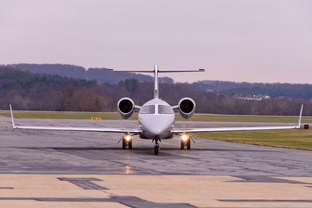 Learjet 40 (N64HT)