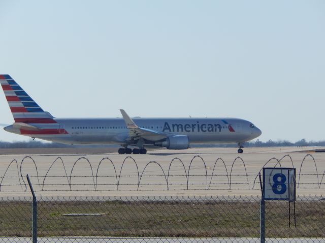 BOEING 767-300 (N373AA)