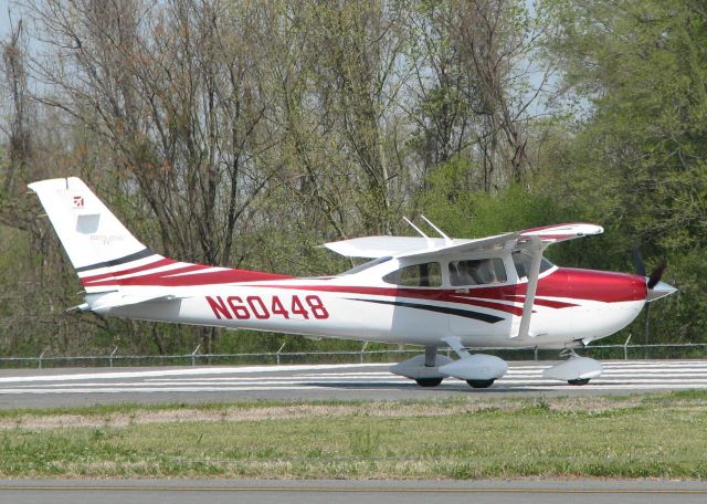 Cessna Skylane (N60448) - Turning onto runway 14 at the Shreveport Downtown airport.