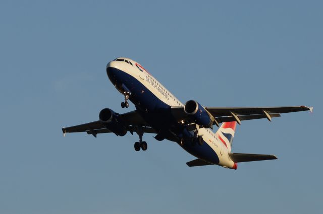 Airbus A320 (G-EUYB)