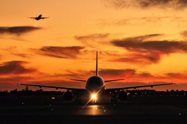 Airbus A320 (VH-VQP) - Jetstar A320-232 VH-VQP taxis towards the gate as a company A320 blasts off into the sunset.