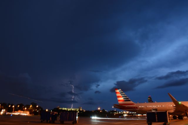 Airbus A321 (N141NN)