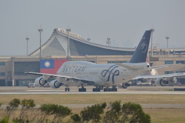 Boeing 747-400 (B-18206)