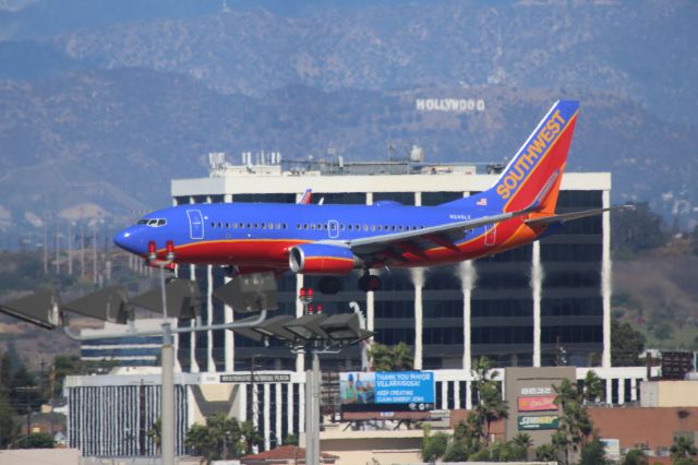 Boeing 737-700 (N246LV)