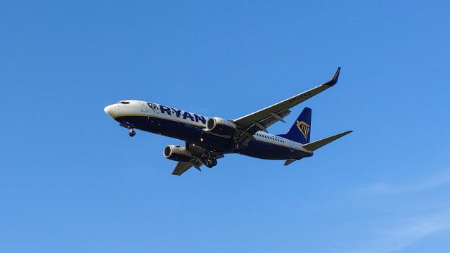 Boeing 737-800 (SP-RSZ) - Buzz Boeing 737-800 landing in Kraków at runway 25