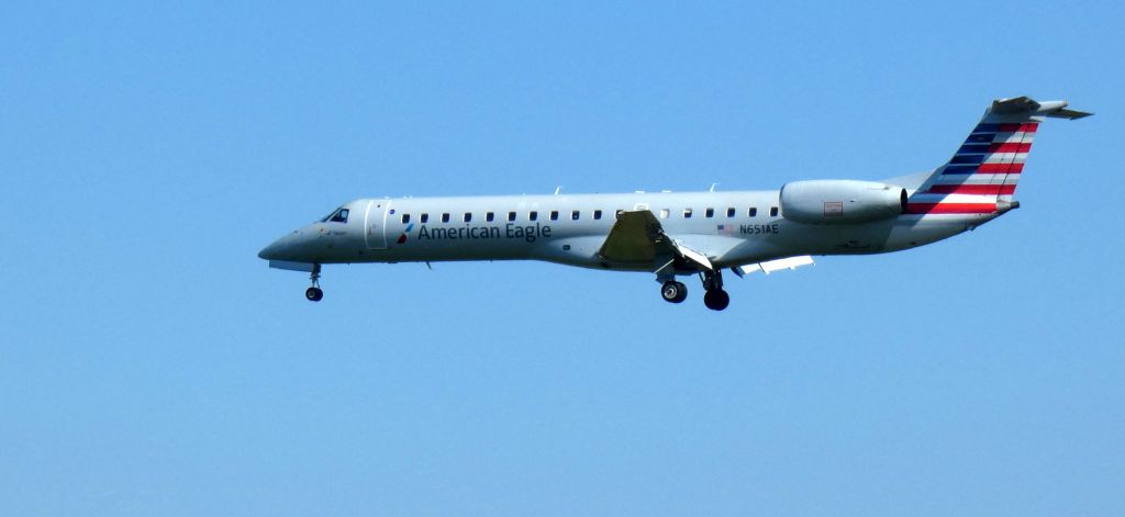 Embraer ERJ-145 (N651AE) - About to touch down is this 1999 American Airlines Eagle Embraer 145LR in the Autumn of 2023.