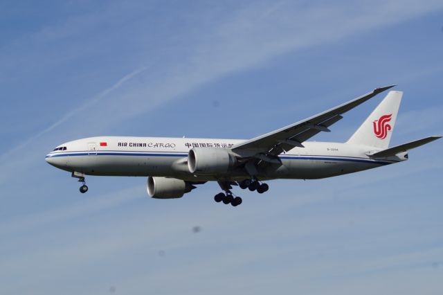 Boeing 777-200 (B-2094) - Approach shot from the Proud Bird restaurant at LAX.  Photographed February 23rd 2019.