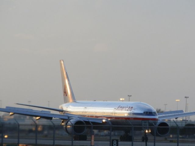 Boeing 777-200 (N754AN)