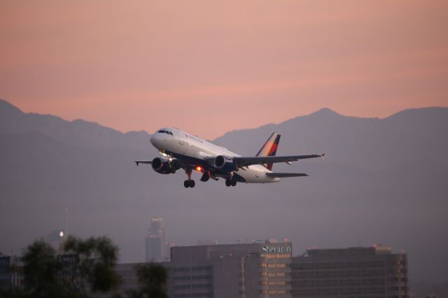 Airbus A319 (N301NB)