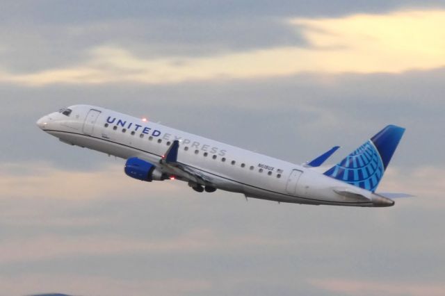 Embraer 175 (N618UX)