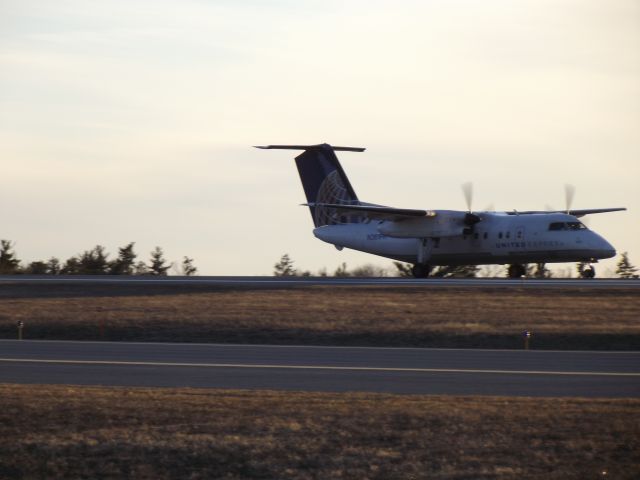 de Havilland Dash 8-200 (N361PH)