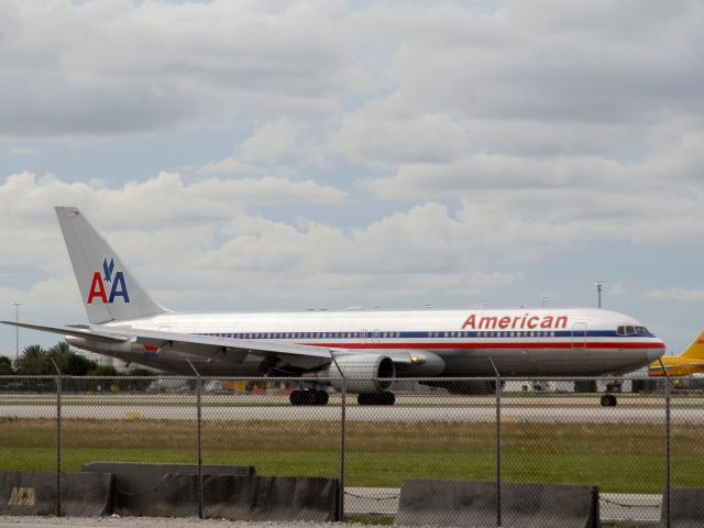 BOEING 767-300 (N371AA)